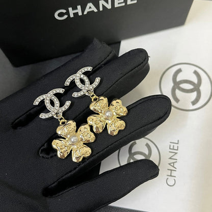 Boucles d'oreilles pendantes élégantes avec logo floral