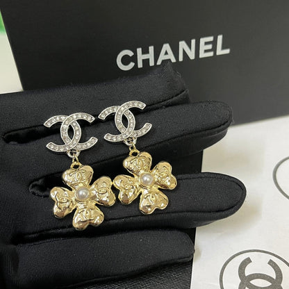 Boucles d'oreilles pendantes élégantes avec logo floral