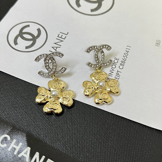 Boucles d'oreilles pendantes élégantes avec logo floral
