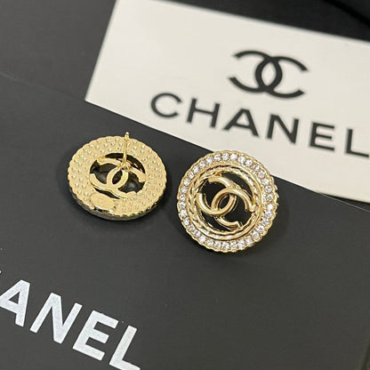 Boucles d'oreilles rondes avec logo de mode