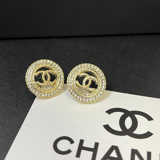 Boucles d'oreilles rondes avec logo de mode