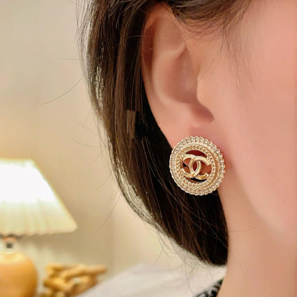 Boucles d'oreilles rondes avec logo de mode