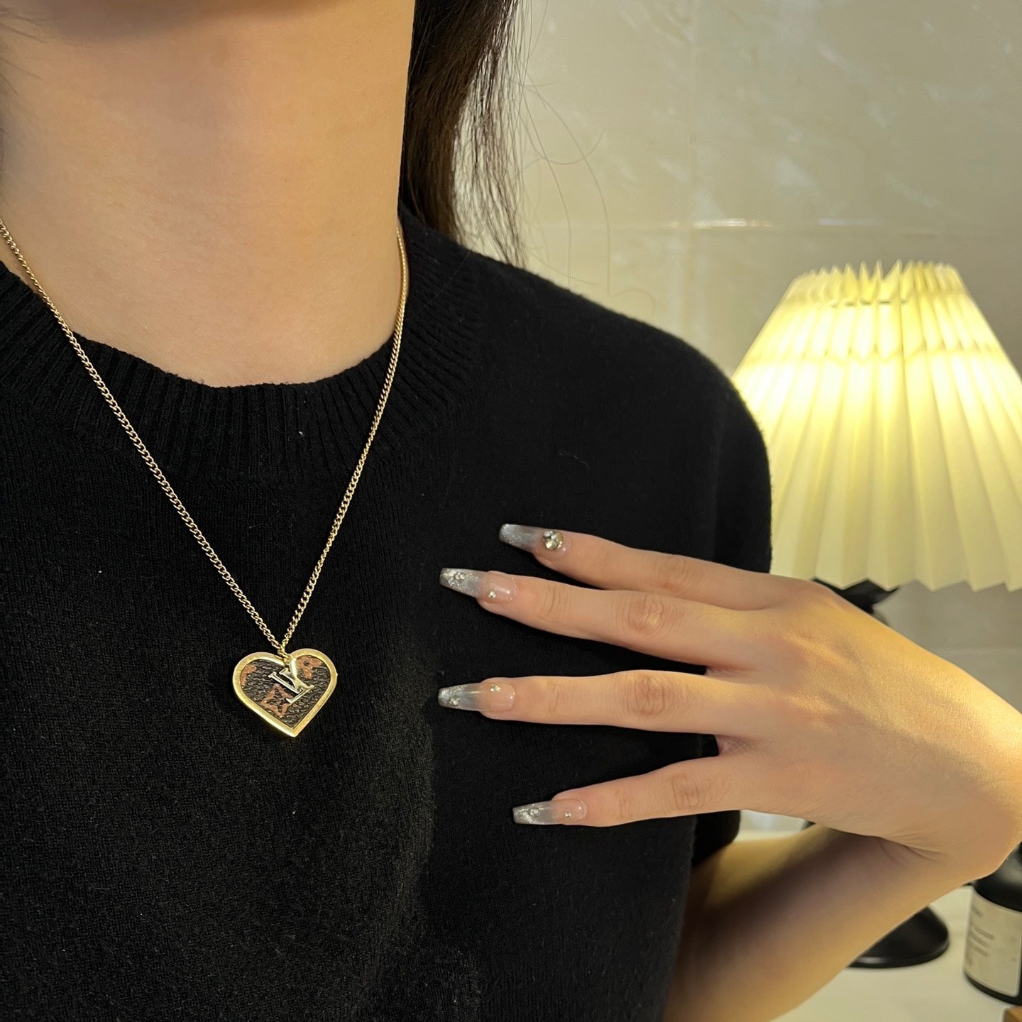 Collar de acero de titanio con colgante de piel en forma de corazón