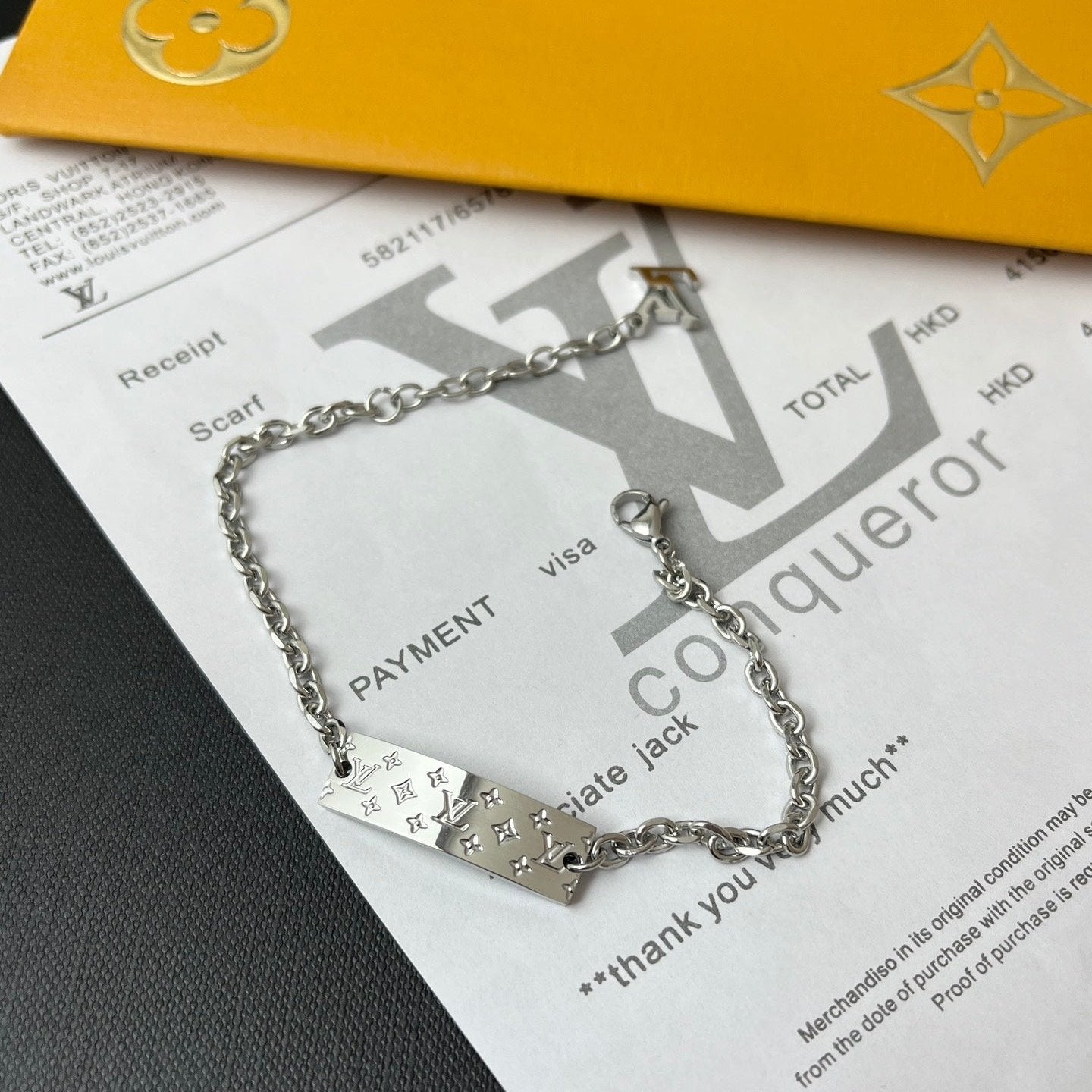 Pulsera de acero de titanio grabada en relieve