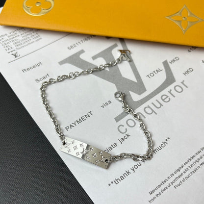 Pulsera de acero de titanio grabada en relieve