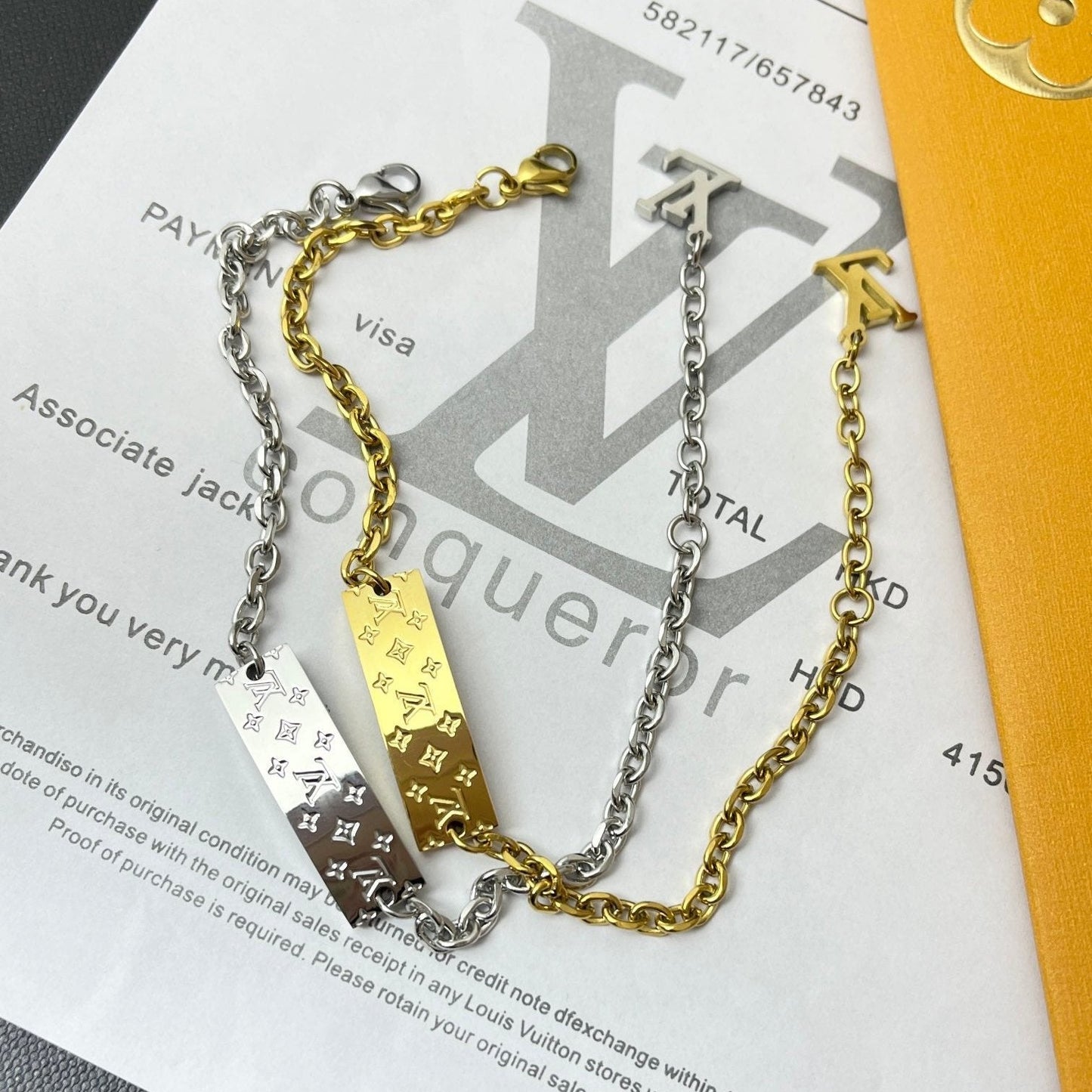 Pulsera de acero de titanio grabada en relieve