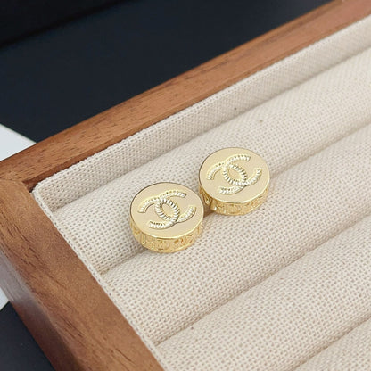 Pendientes de botón redondos pequeños con relieve dorado