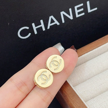 Pendientes de botón redondos pequeños con relieve dorado