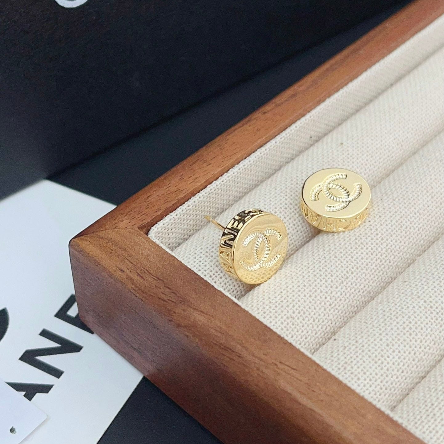 Pendientes de botón redondos pequeños con relieve dorado