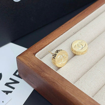 Pendientes de botón redondos pequeños con relieve dorado