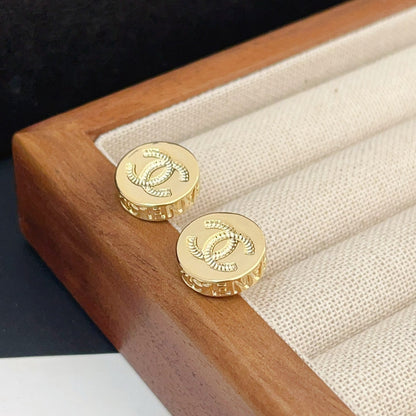 Pendientes de botón redondos pequeños con relieve dorado