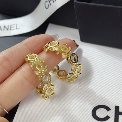 Pendientes de aro elegantes con diamantes