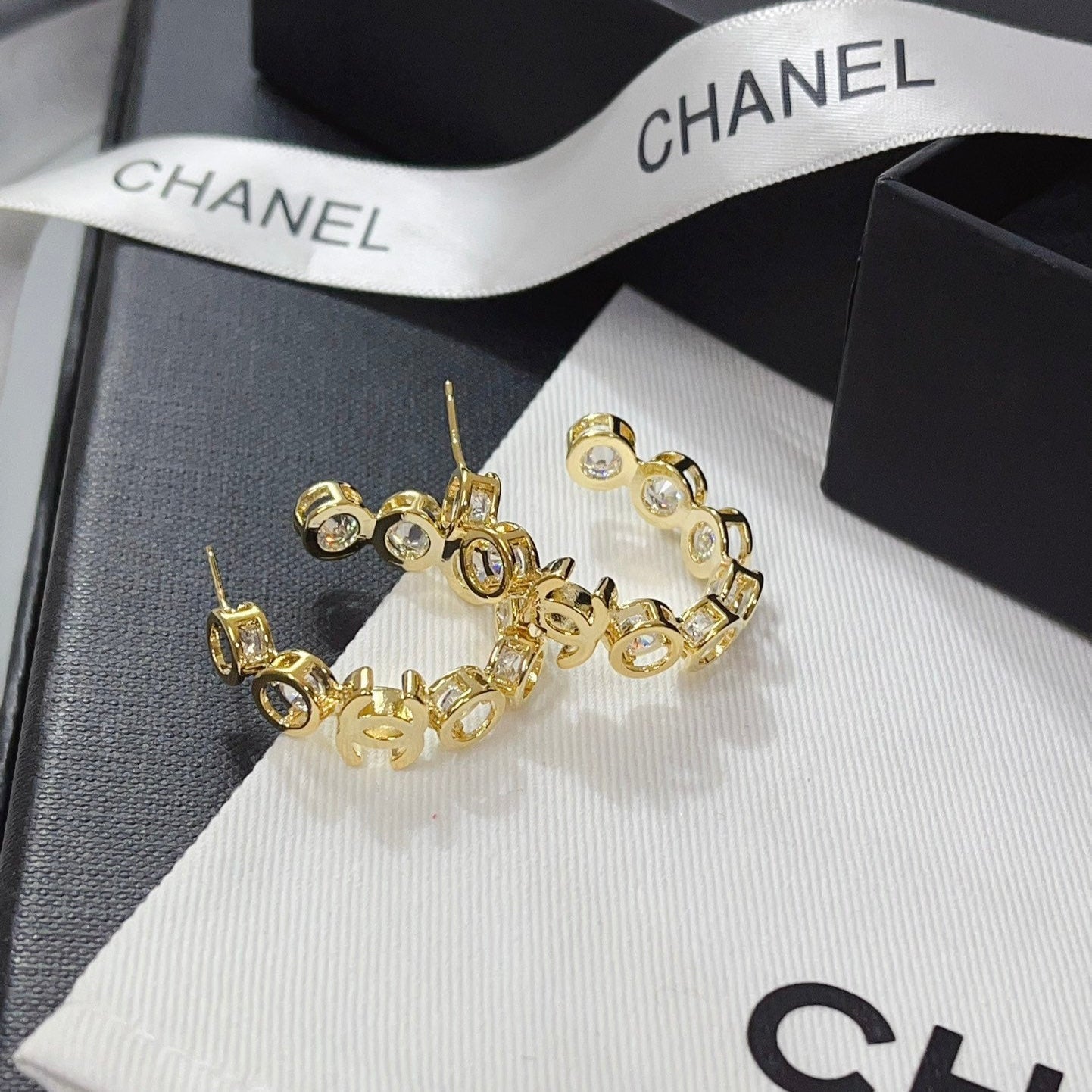 Pendientes de aro elegantes con diamantes