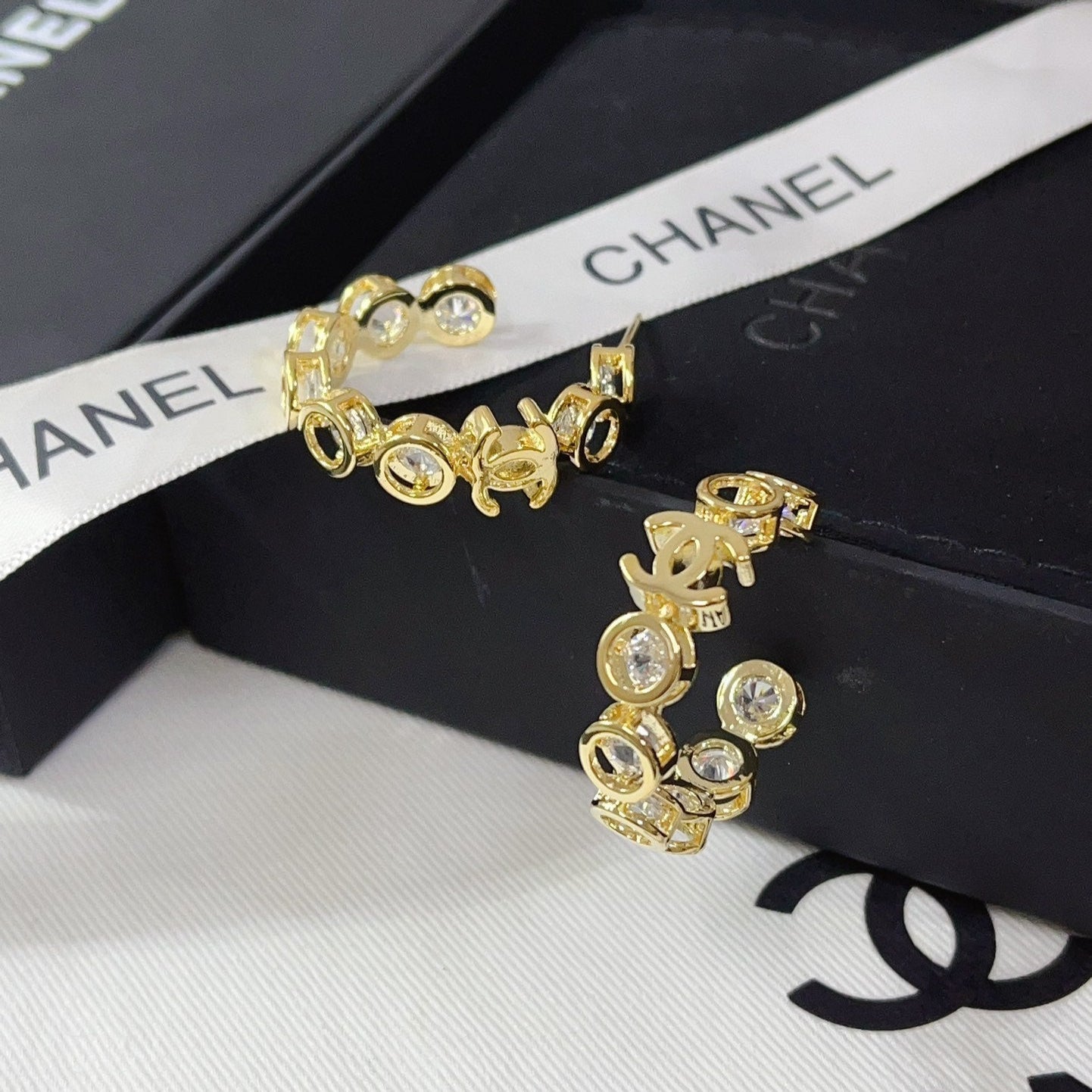 Pendientes de aro elegantes con diamantes