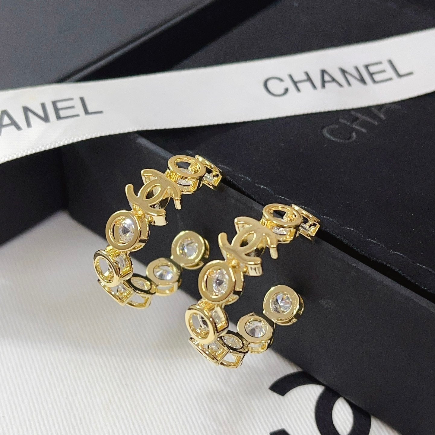 Pendientes de aro elegantes con diamantes
