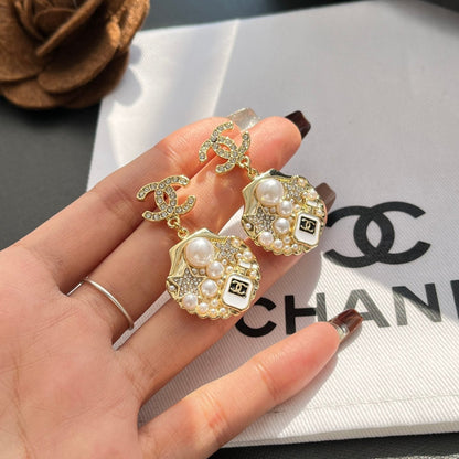 Pendientes elegantes de perlas de concha