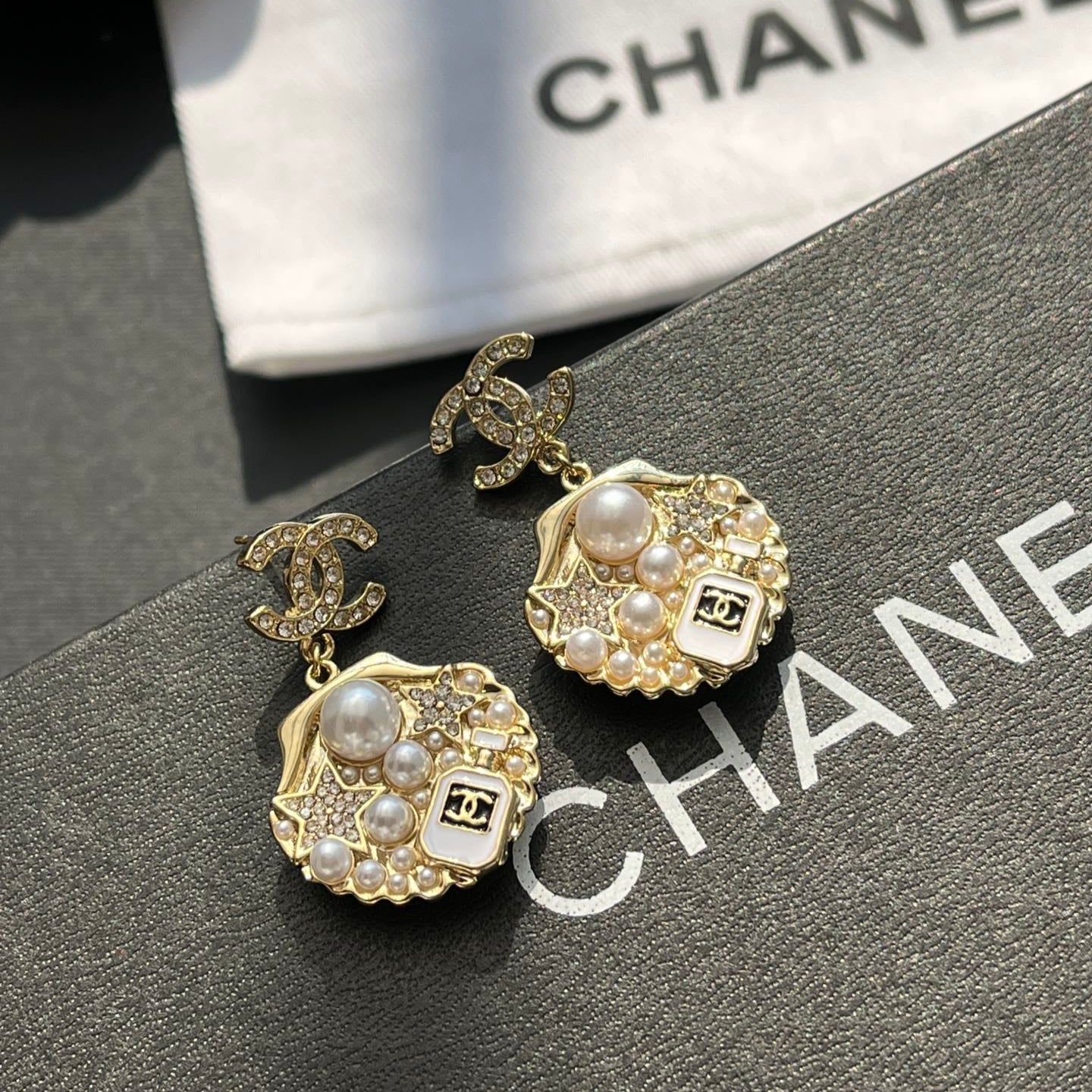 Pendientes elegantes de perlas de concha