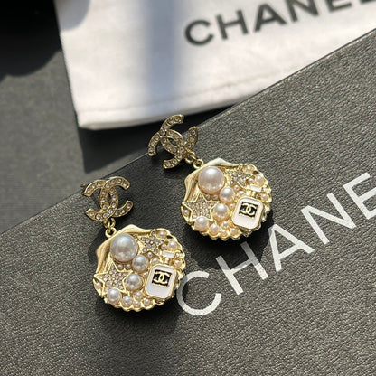 Pendientes elegantes de perlas de concha
