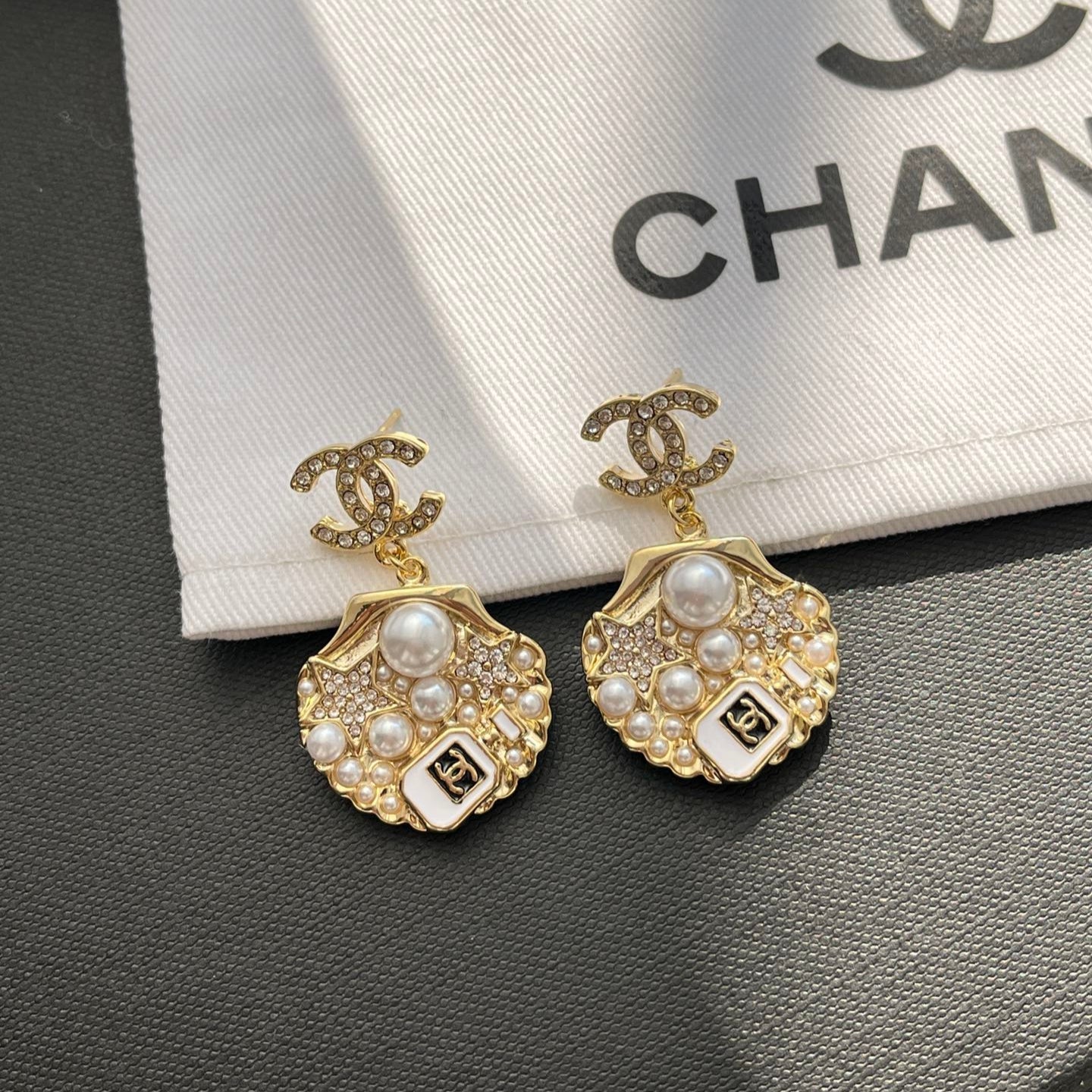 Pendientes elegantes de perlas de concha