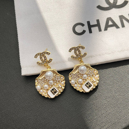Pendientes elegantes de perlas de concha