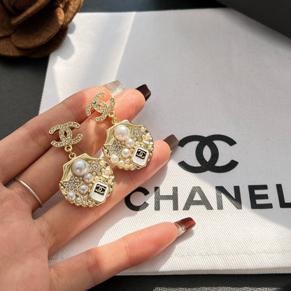 Pendientes elegantes de perlas de concha