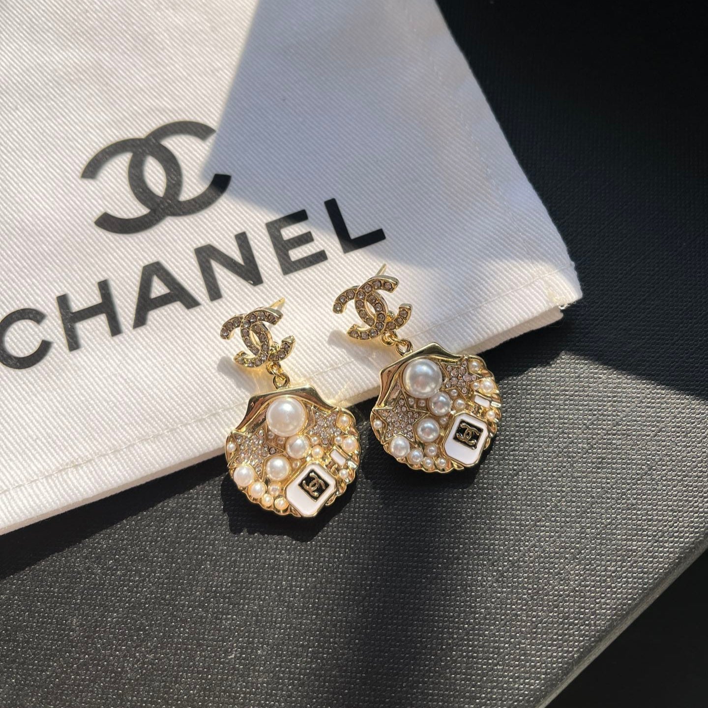 Pendientes elegantes de perlas de concha