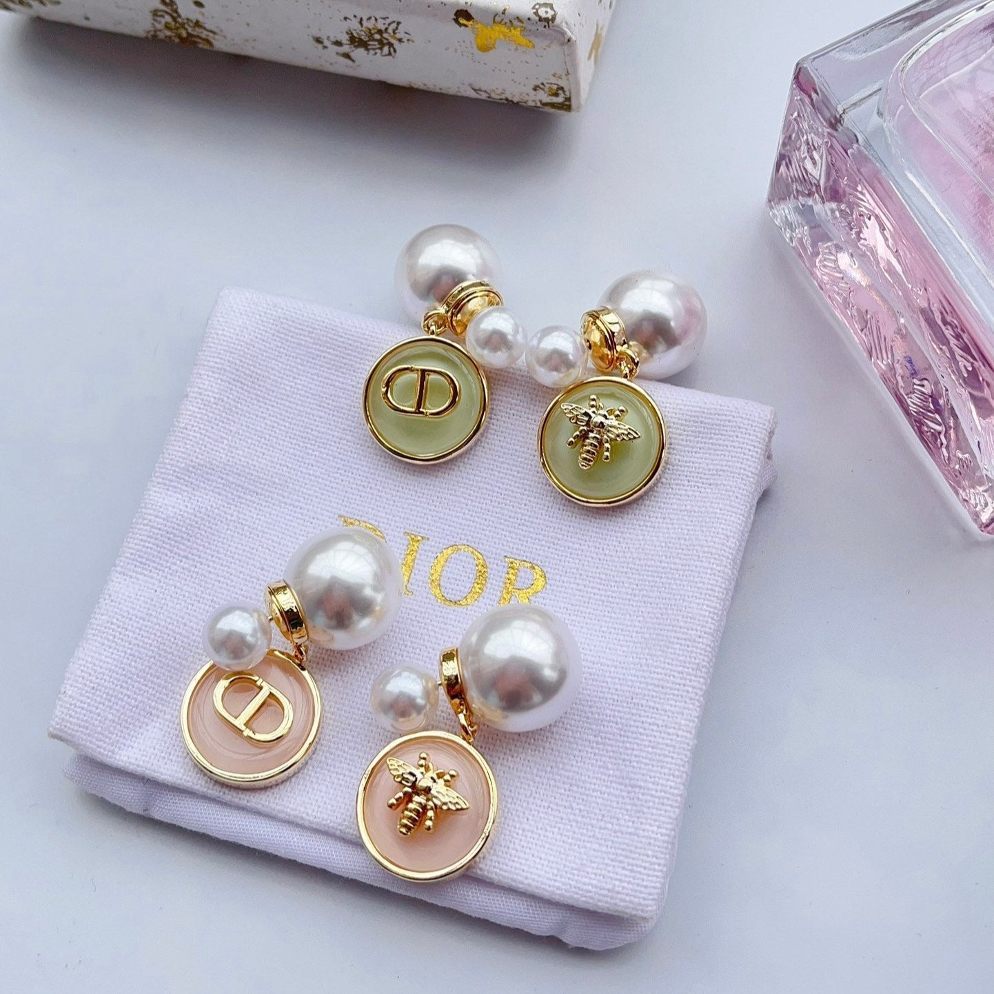 Pendientes Asimétricos de Abeja y Perla