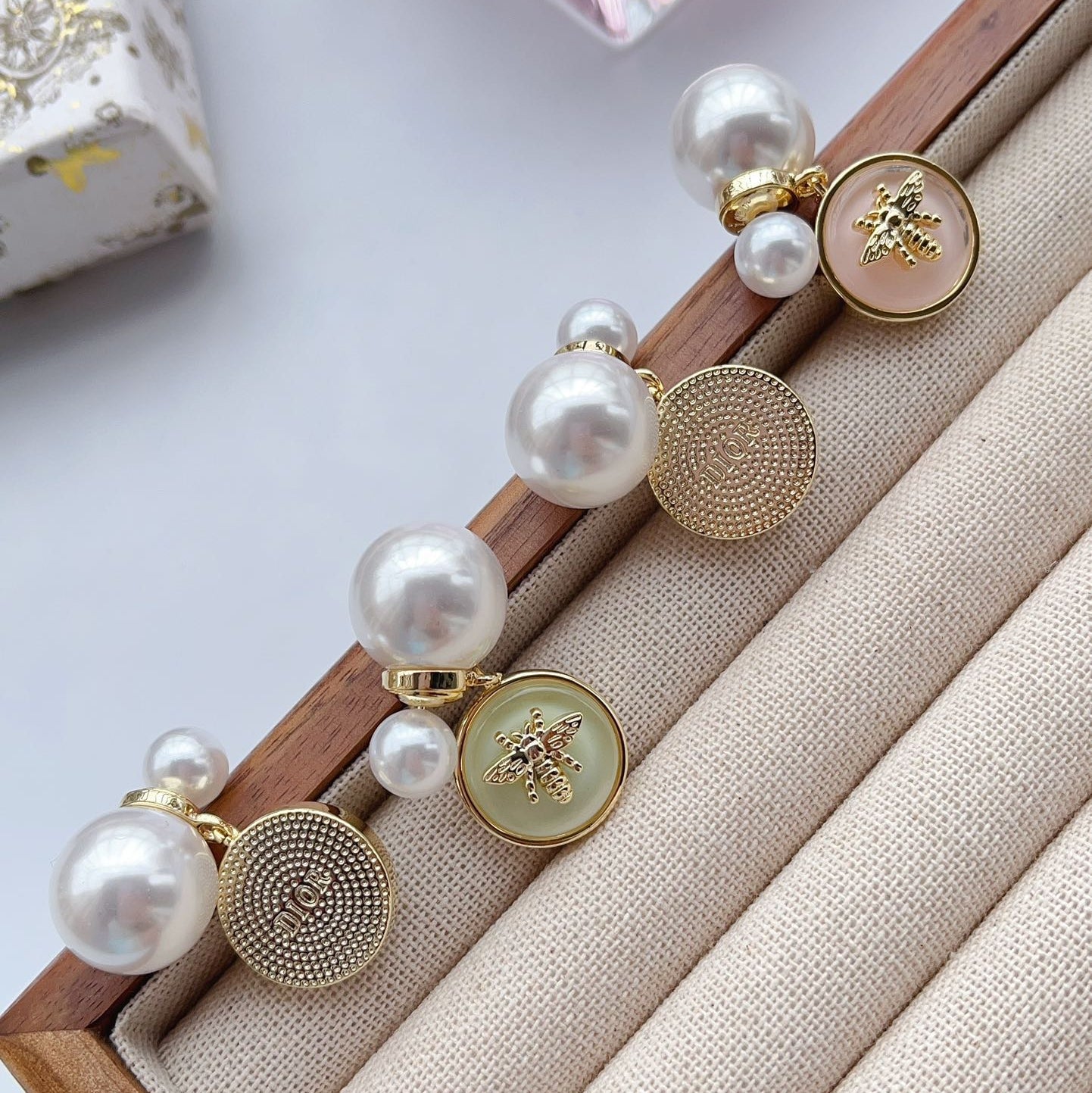 Pendientes Asimétricos de Abeja y Perla