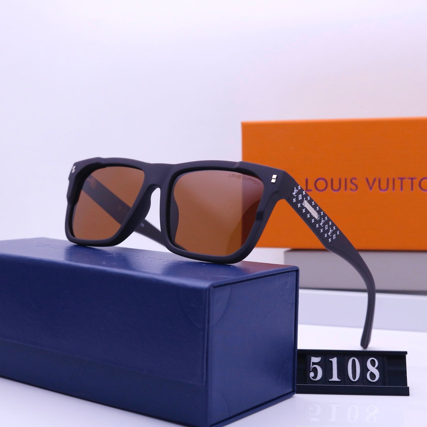 Gafas de sol de montura cuadrada grabada de moda vintage