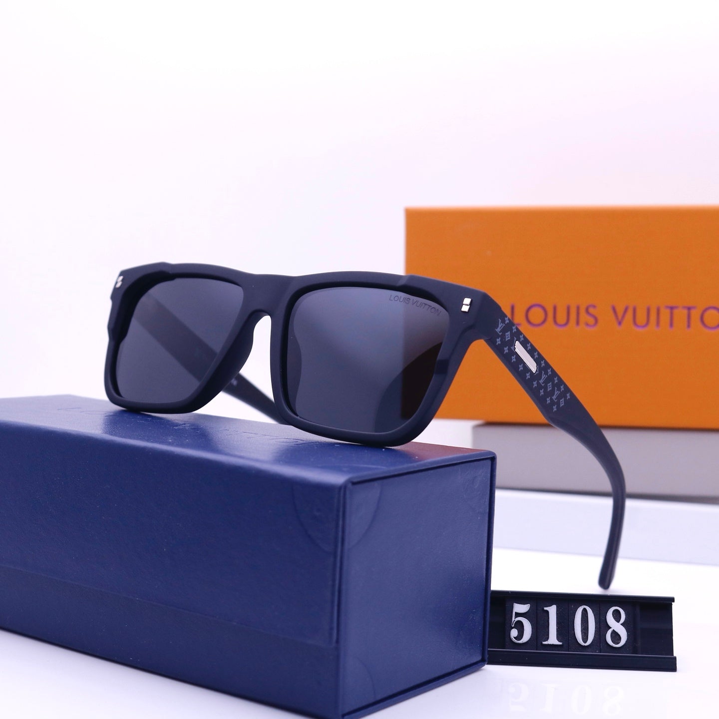 Gafas de sol de montura cuadrada grabada de moda vintage