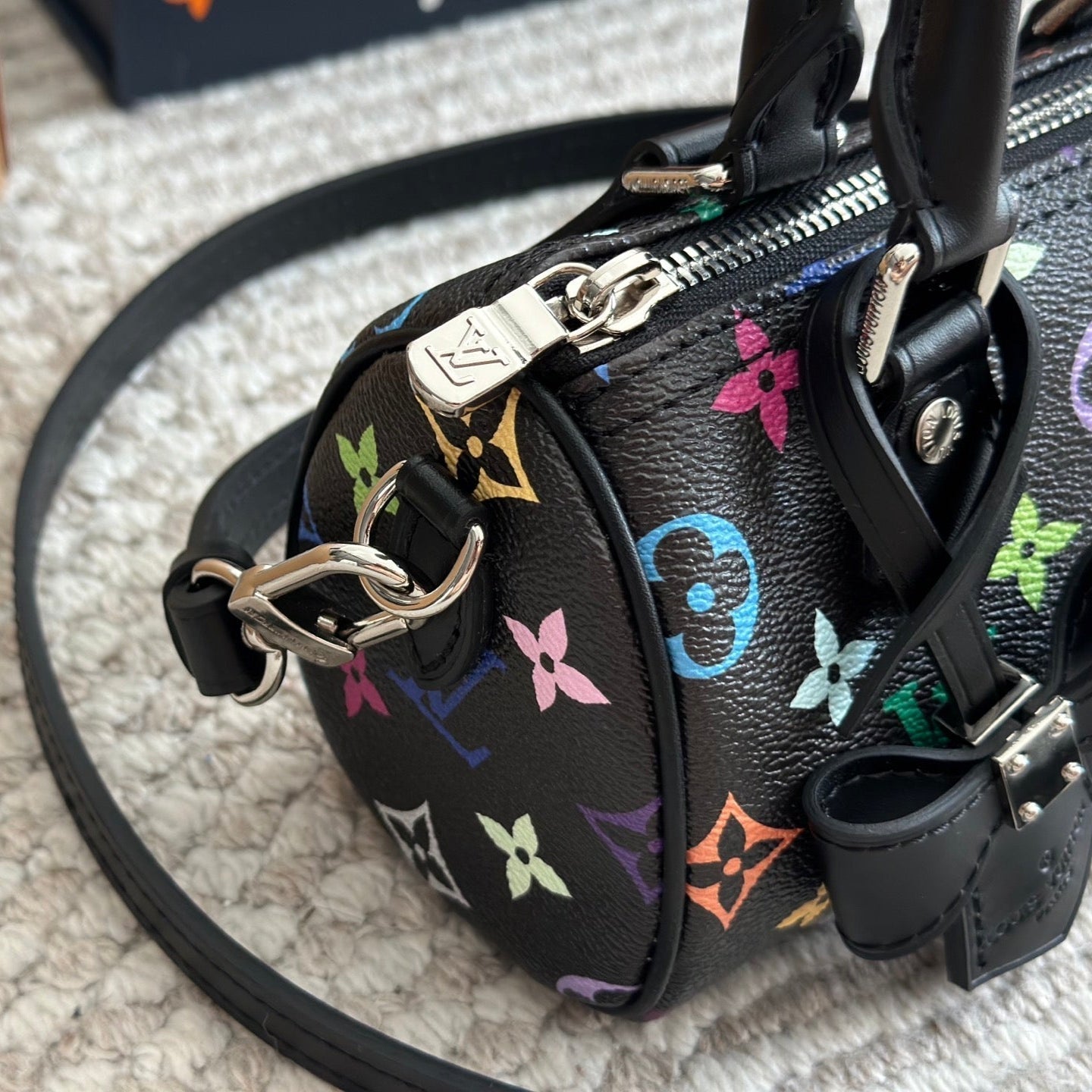 Bolso Negro Repujado con Moño de Colores