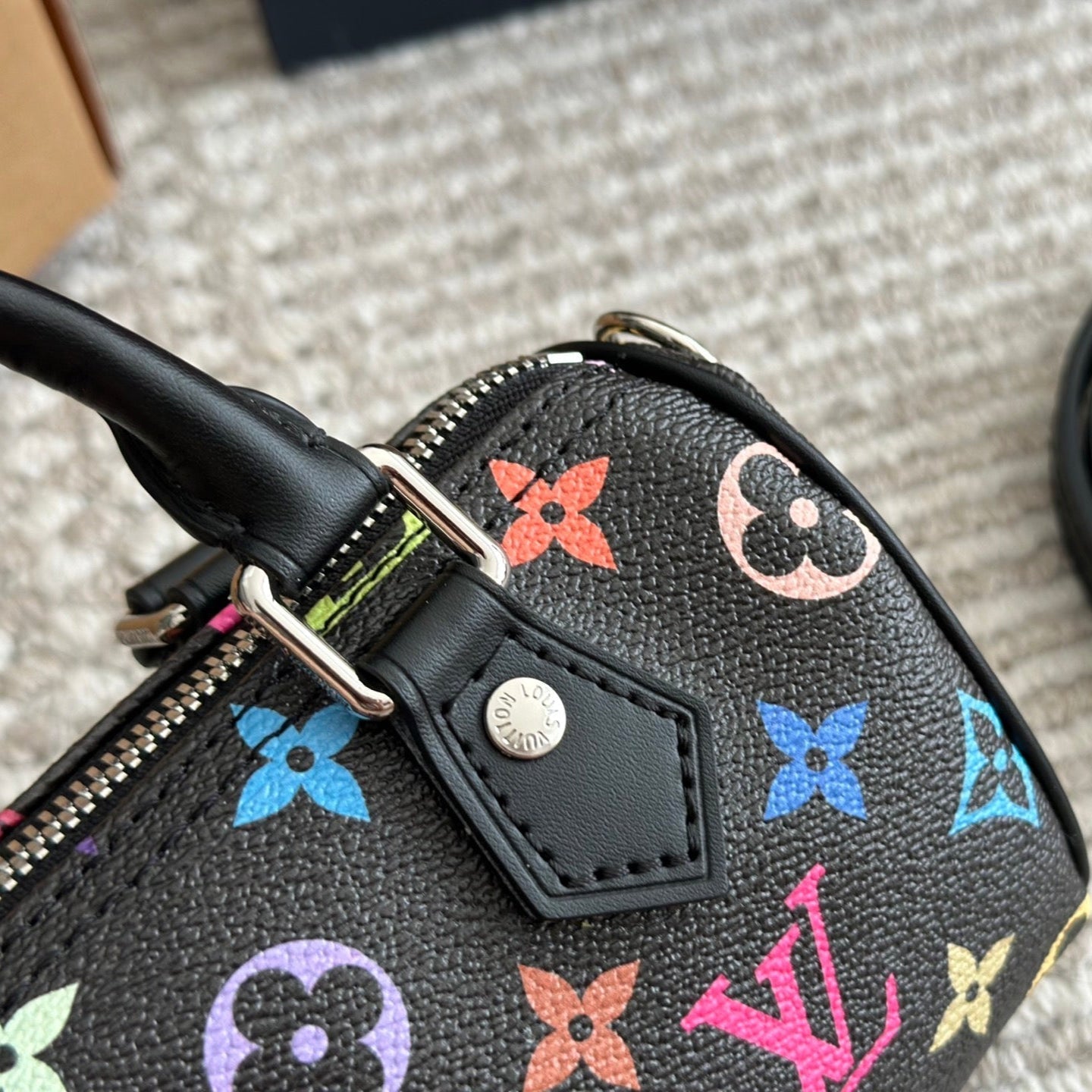 Bolso Negro Repujado con Moño de Colores