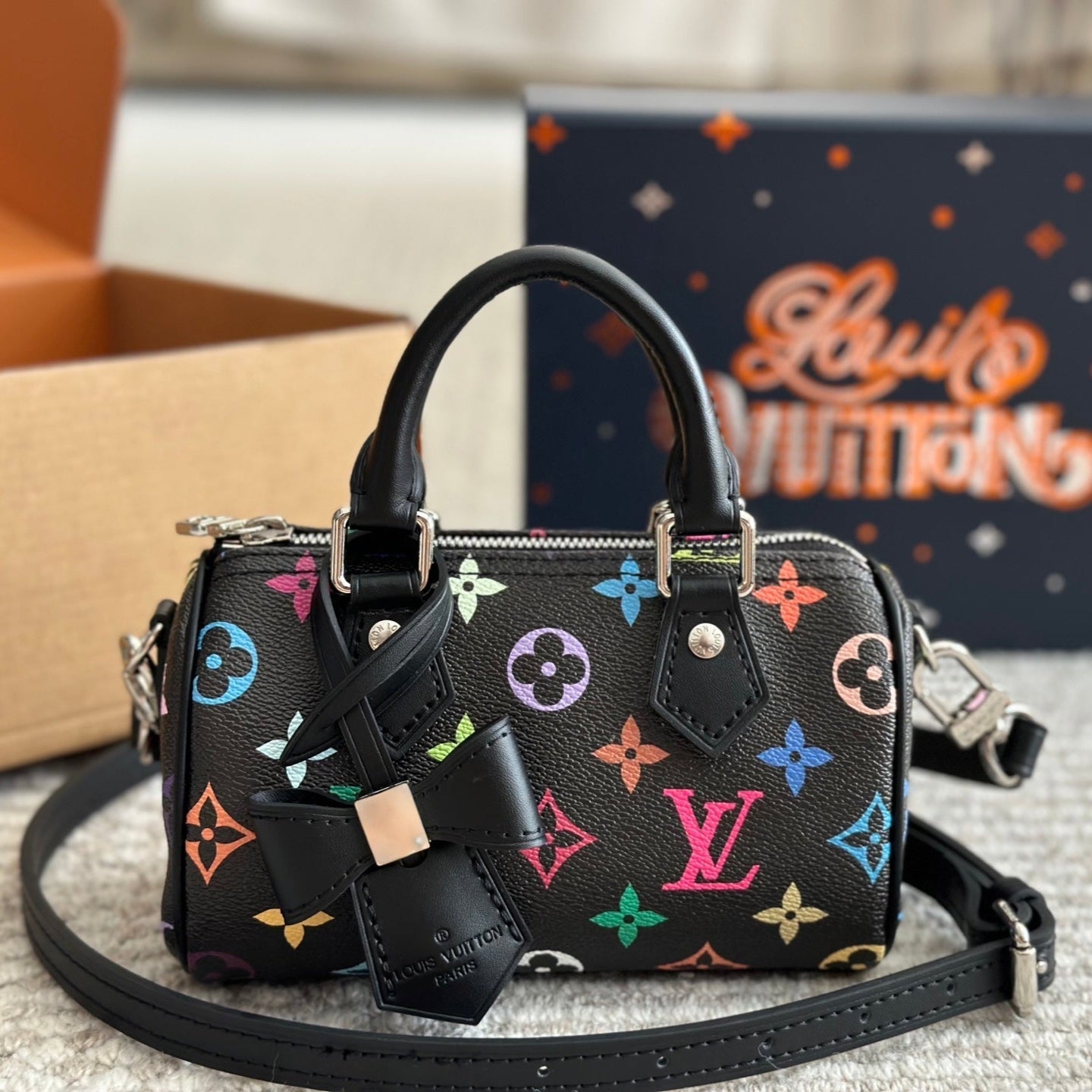 Bolso Negro Repujado con Moño de Colores