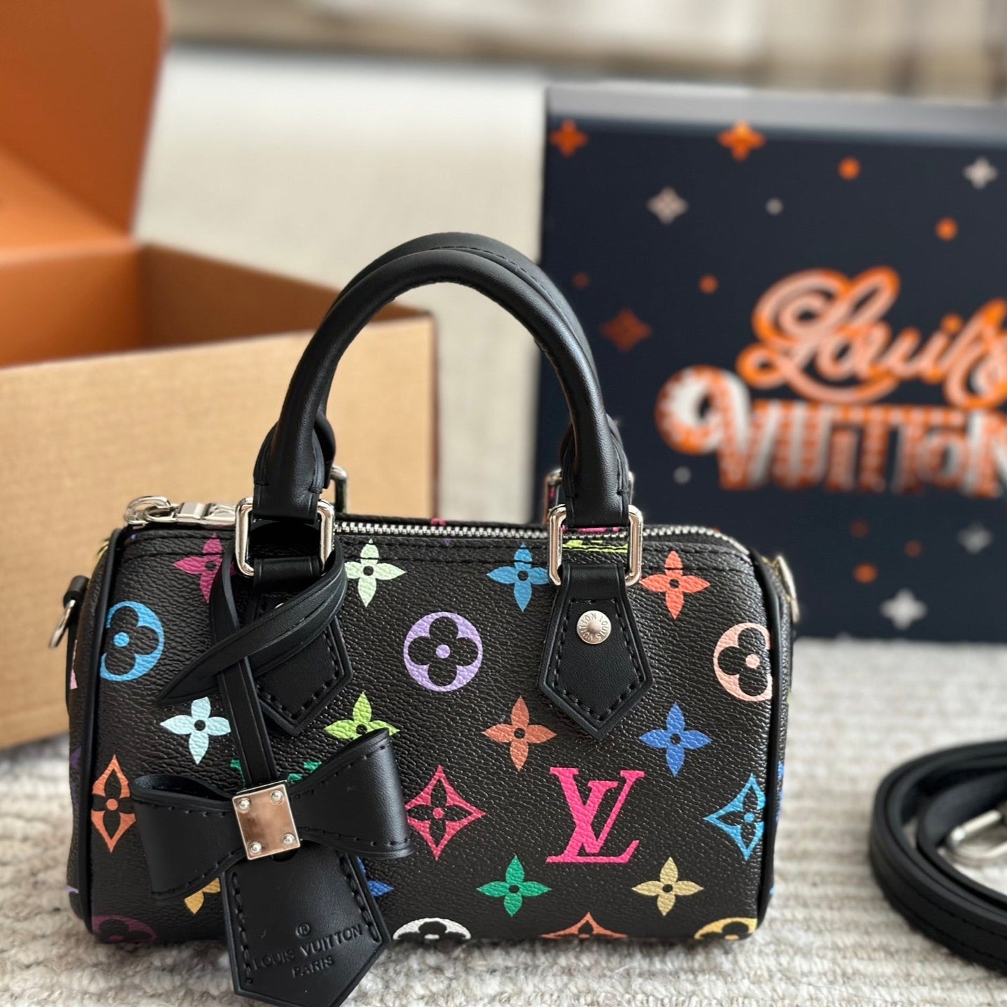 Bolso Negro Repujado con Moño de Colores