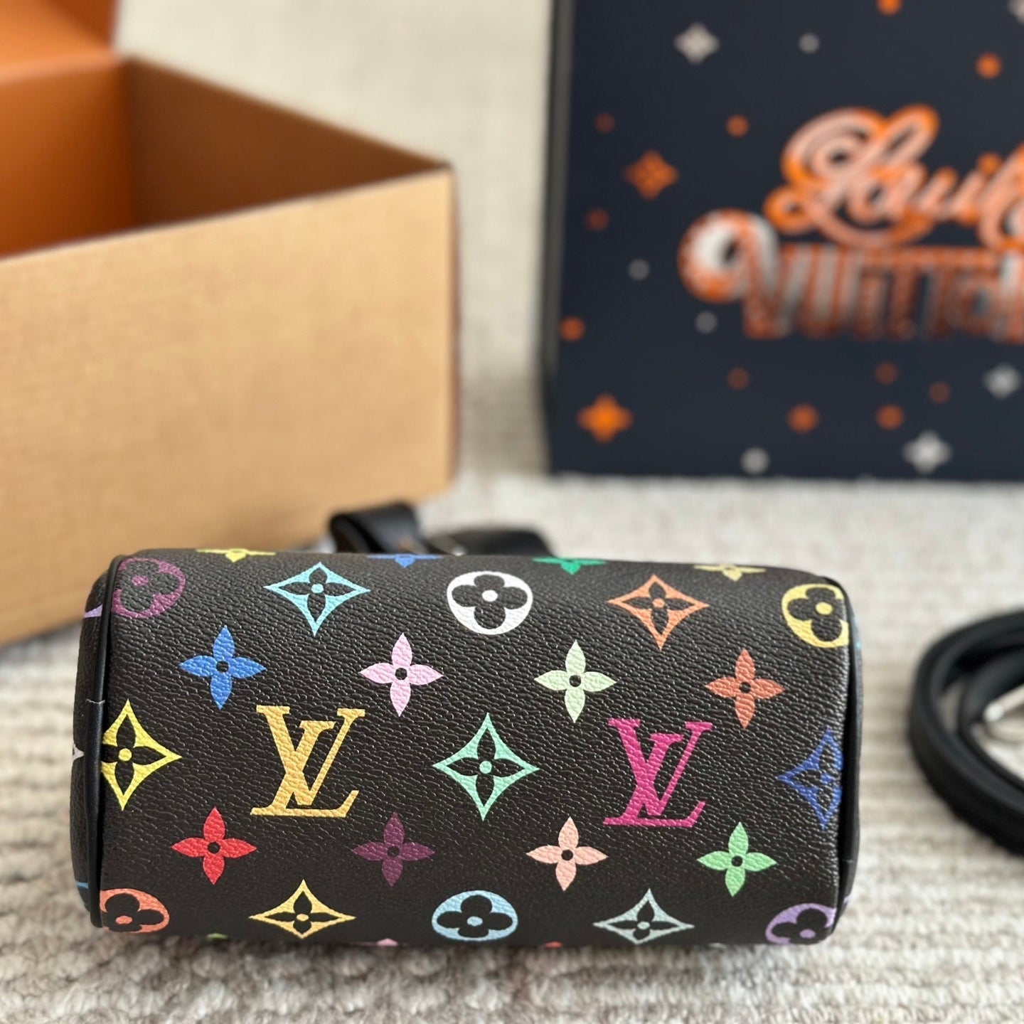 Bolso Negro Repujado con Moño de Colores