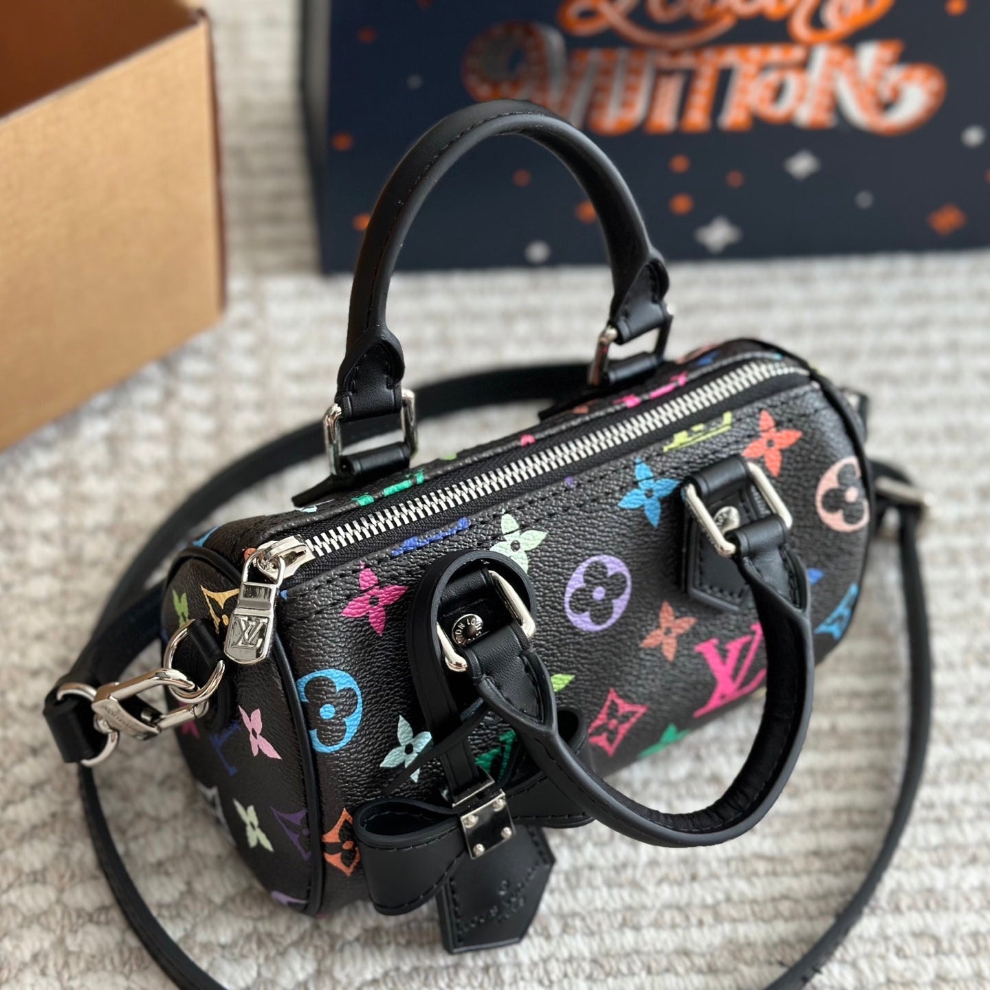 Bolso Negro Repujado con Moño de Colores