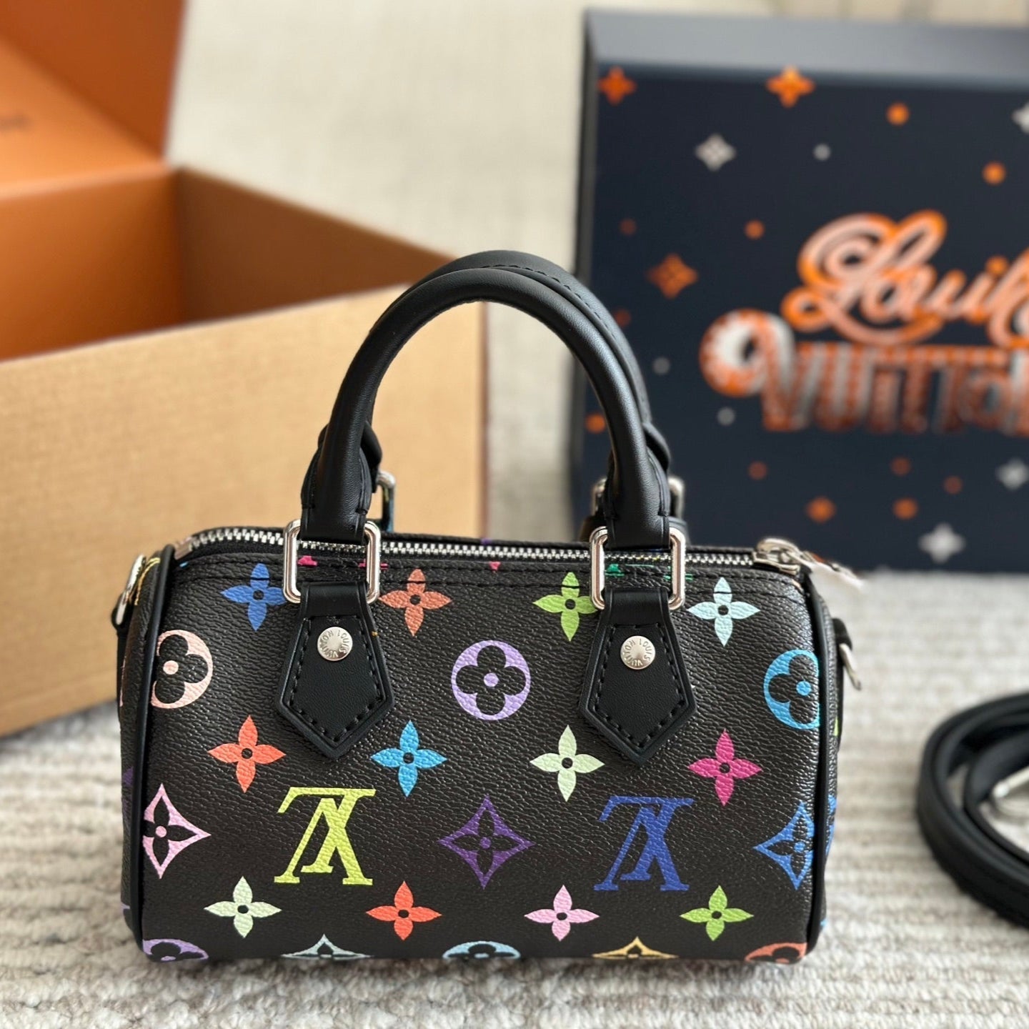 Bolso Negro Repujado con Moño de Colores