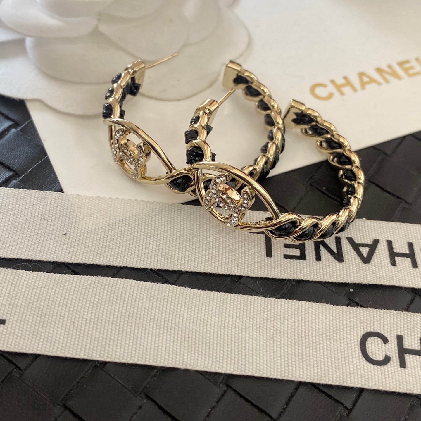 Pendientes de aro de metal y cuero de moda