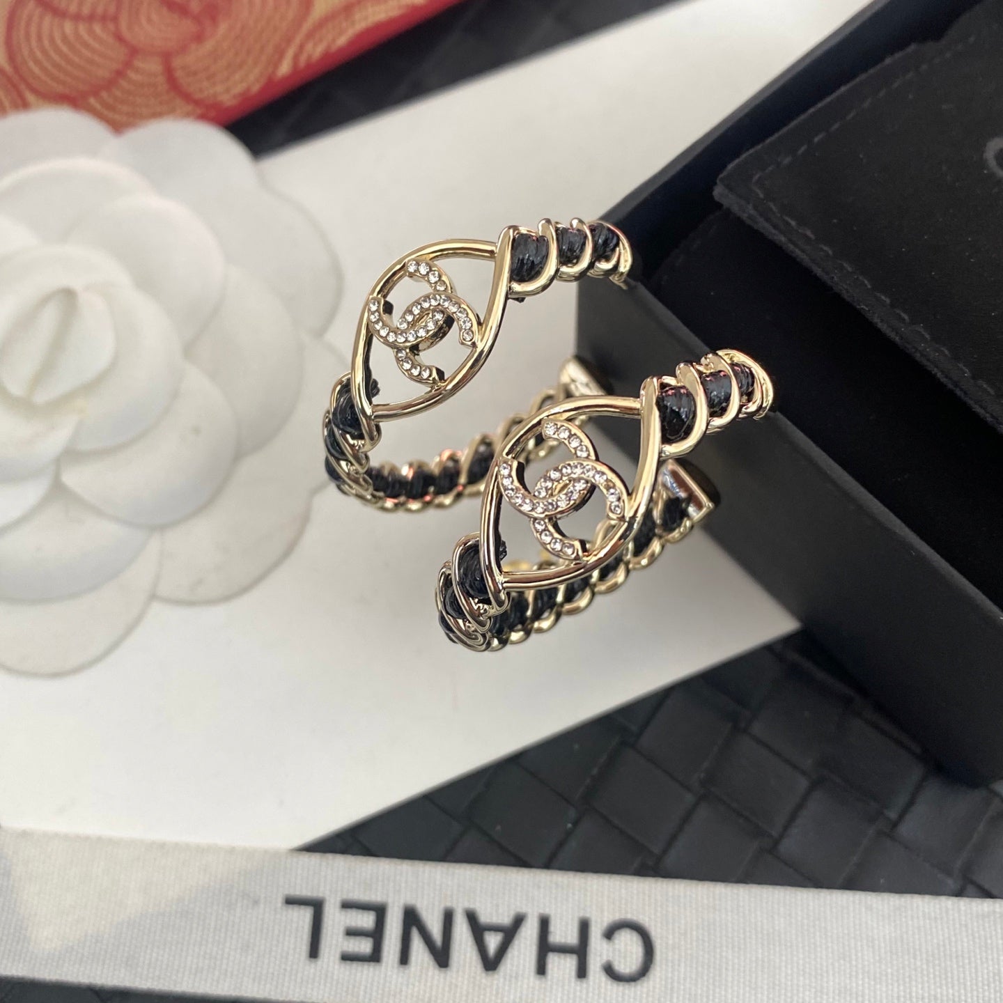 Pendientes de aro de metal y cuero de moda