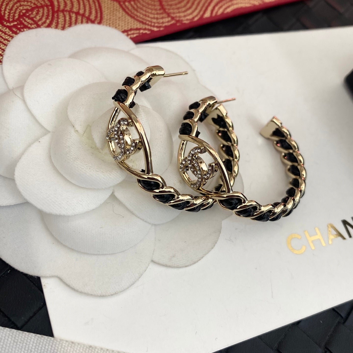 Pendientes de aro de metal y cuero de moda