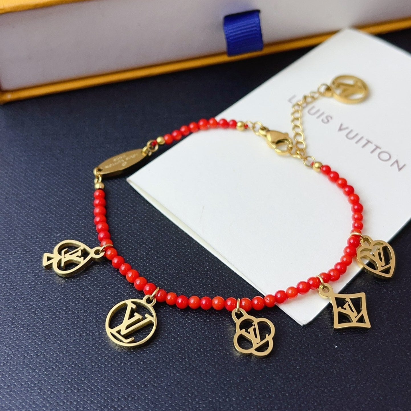 Pulsera roja con dijes Game On