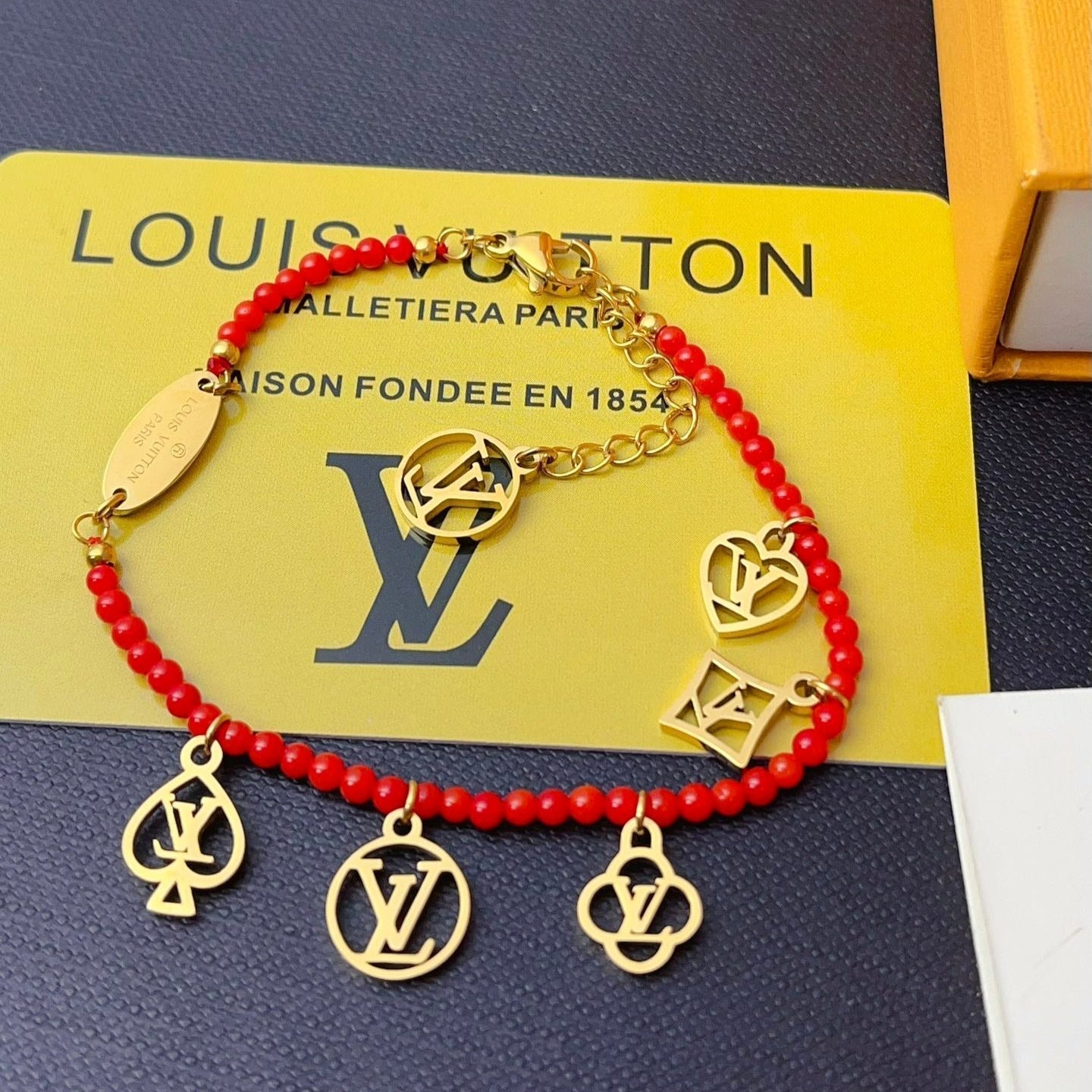 Pulsera roja con dijes Game On