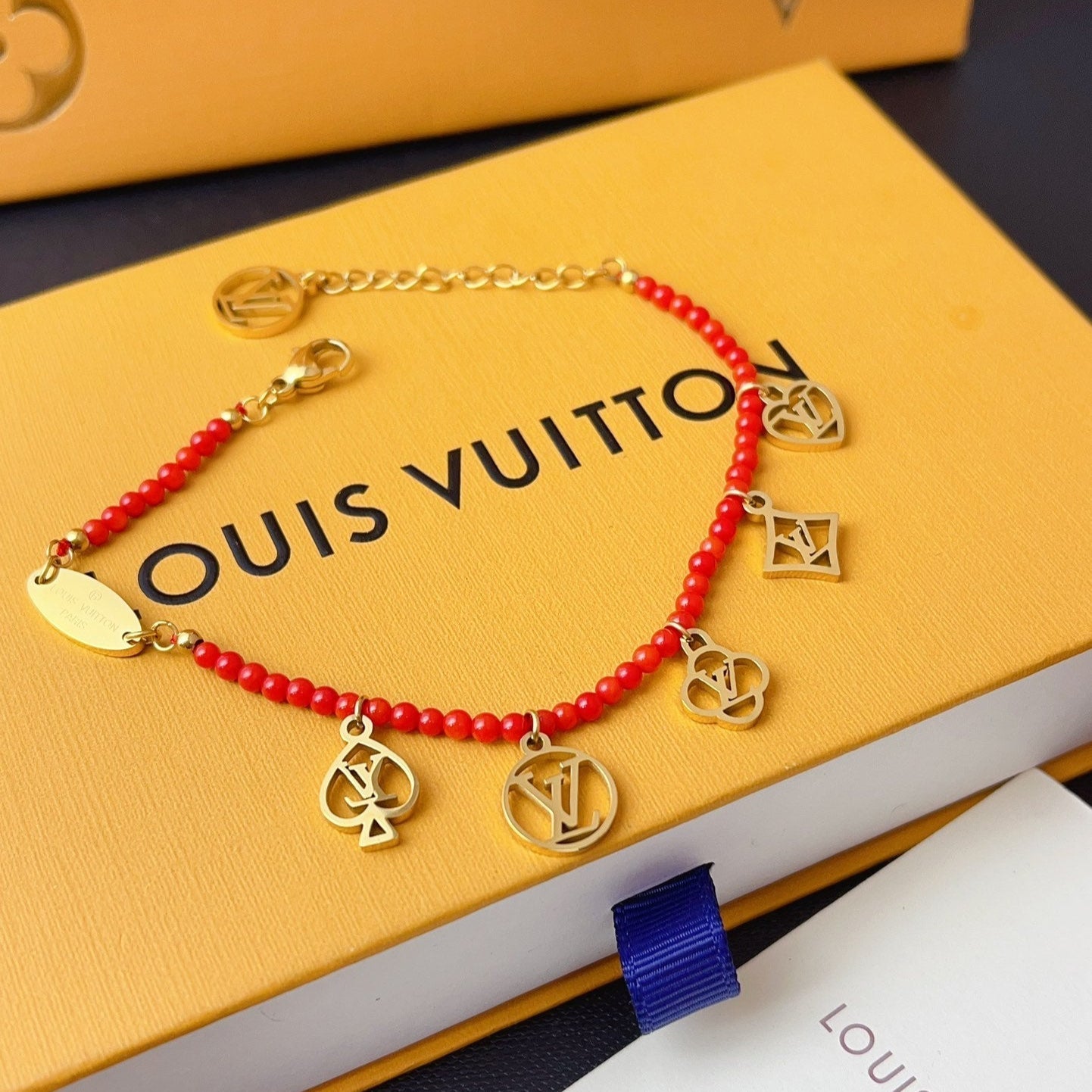 Pulsera roja con dijes Game On