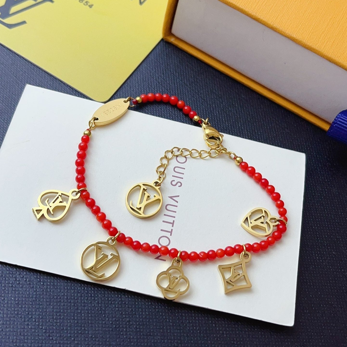 Pulsera roja con dijes Game On