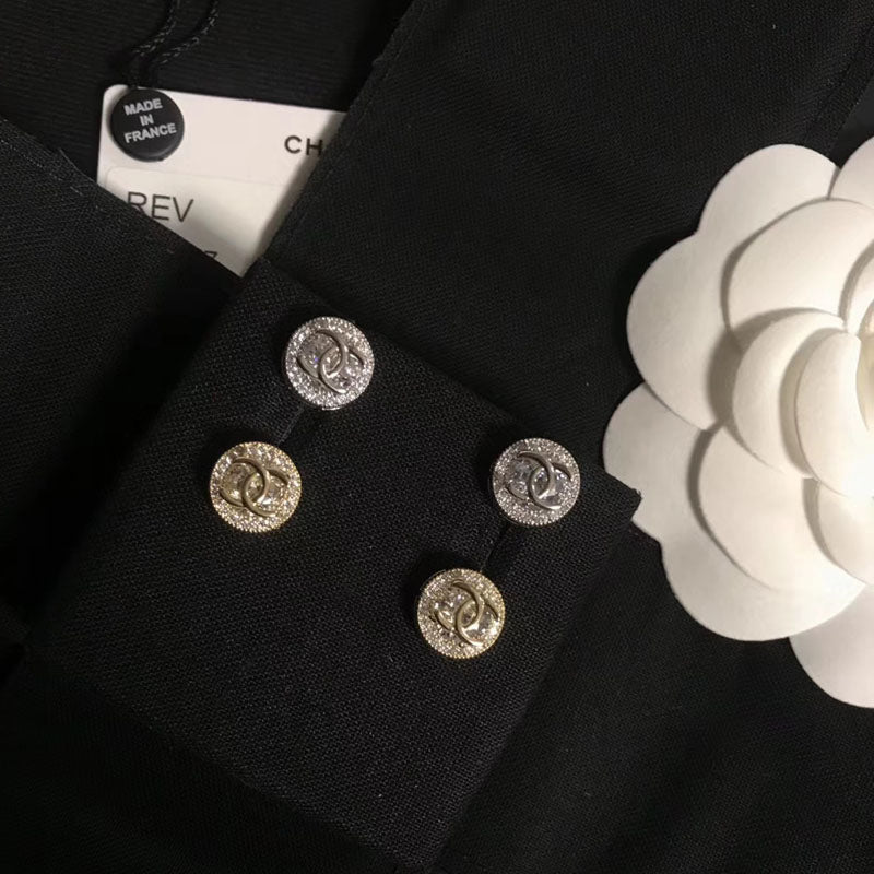 Pendientes de botón redondos pequeños con logotipo de diamante