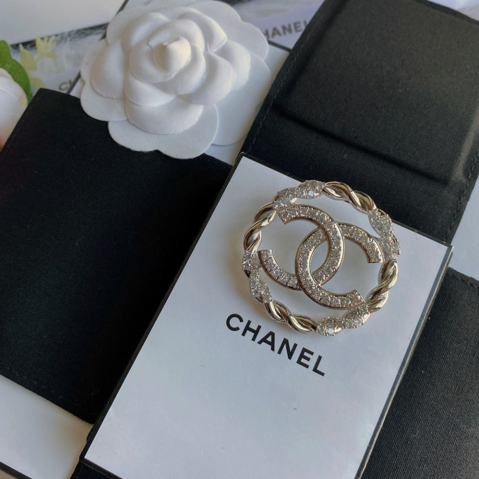 Broche Redondo con Letra y Logotipo de Cristal
