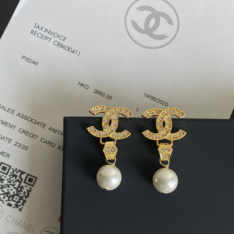 Elegantes pendientes con colgante de perla y diamantes