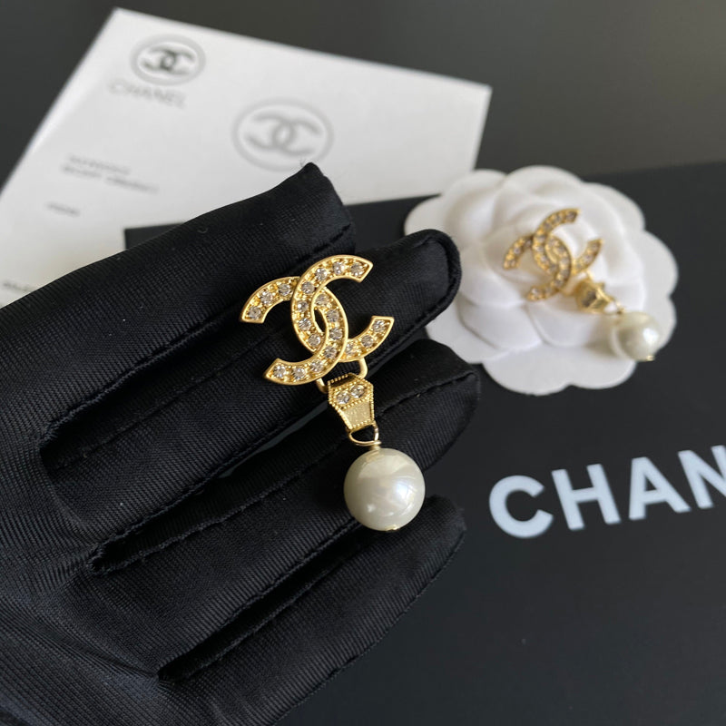 Elegantes pendientes con colgante de perla y diamantes