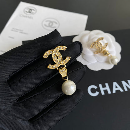 Elegantes pendientes con colgante de perla y diamantes
