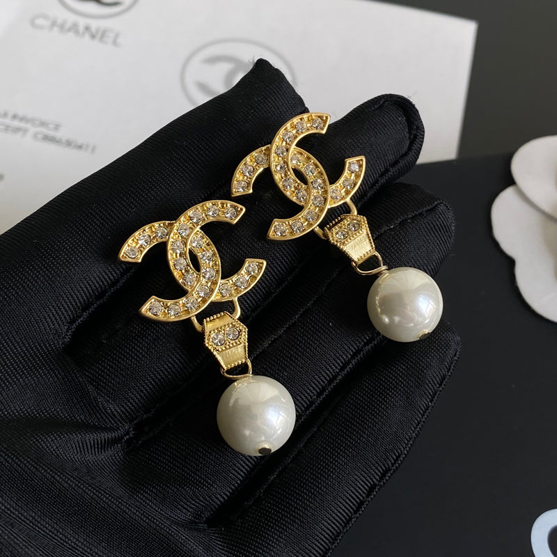 Elegantes pendientes con colgante de perla y diamantes